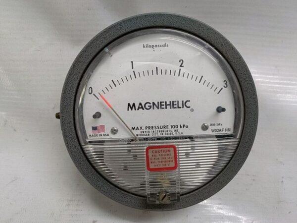 DWYER MAGNEHELIC PRESSURE GAUGE KILOPASCALRANGE 0-3  2000-1 KPA C MAX 100KPA - Image 3