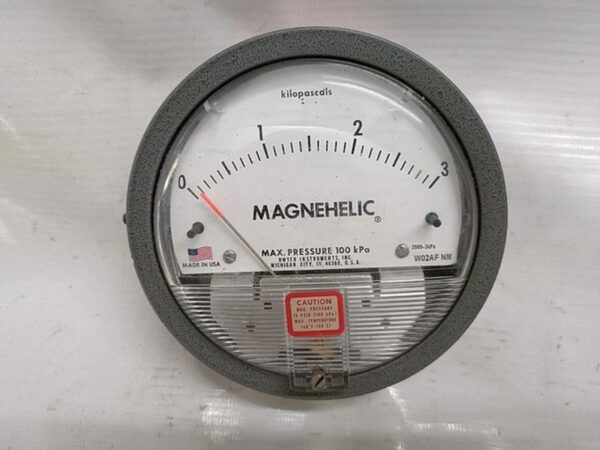 DWYER MAGNEHELIC PRESSURE GAUGE KILOPASCALRANGE 0-3  2000-1 KPA C MAX 100KPA - Image 4