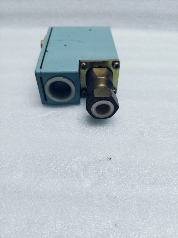 XMJ-A0127 XMJA0127 Schneider Electric Telemecanique Pressure Switch - Image 4
