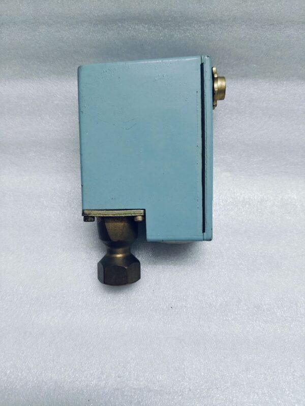 XMJ-A0127 XMJA0127 Schneider Electric Telemecanique Pressure Switch - Image 3