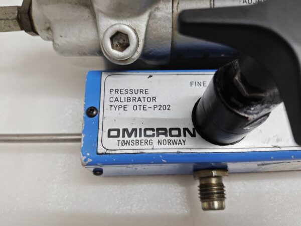OMICRON OTE-P202 PRESSURE CALIBRATOR 0.1MPA 14.5 PSI 1.02  KG/CM2 902 17:20 - Image 5