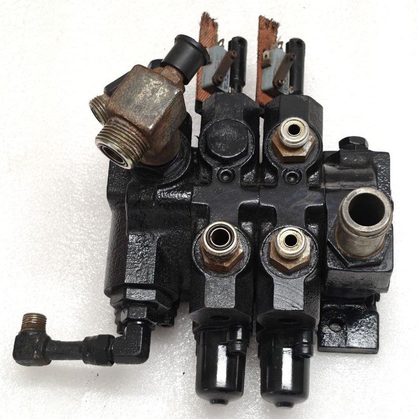 CLARK M.H.A SCD - 009 P NO 8057218 HYDRAULIC CONTROL VALVE FOR FORKLIFT (1) CLARK M.H.A SCD 009 P NO 8057218 HYDRAULIC CONTROL VALVE FOR FORKLIFT 1