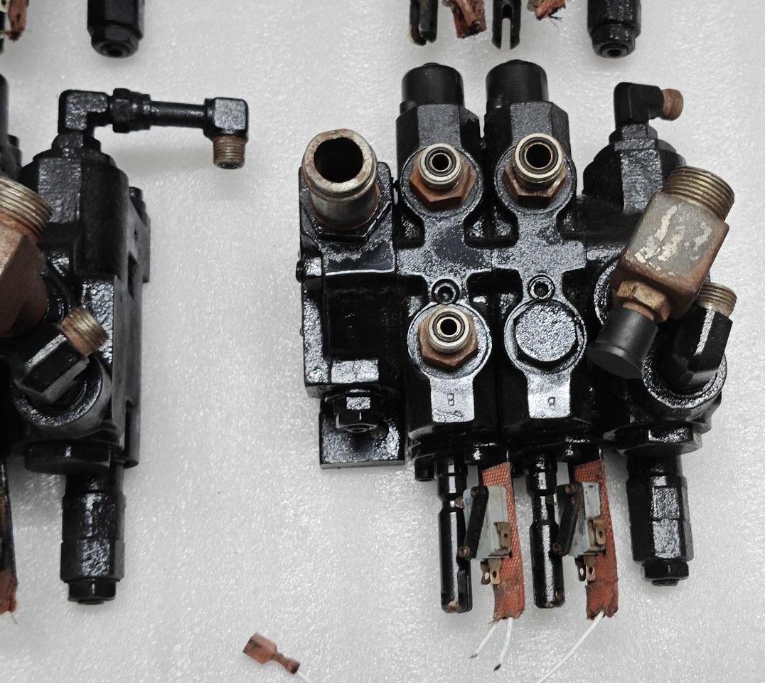 CLARK M.H.A SCD – 009 P NO 8057218 HYDRAULIC CONTROL VALVE FOR FORKLIFT (12) CLARK M.H.A SCD 009 P NO 8057218 HYDRAULIC CONTROL VALVE FOR FORKLIFT 12