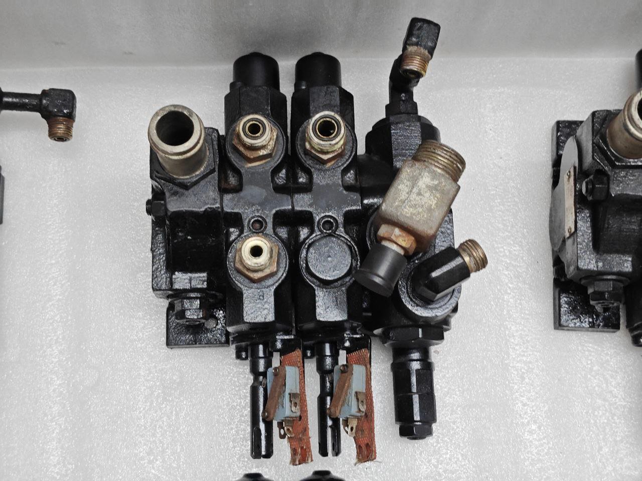 CLARK M.H.A SCD – 009 P NO 8057218 HYDRAULIC CONTROL VALVE FOR FORKLIFT (13) CLARK M.H.A SCD 009 P NO 8057218 HYDRAULIC CONTROL VALVE FOR FORKLIFT 13