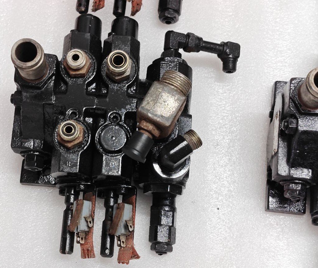 CLARK M.H.A SCD – 009 P NO 8057218 HYDRAULIC CONTROL VALVE FOR FORKLIFT (16) CLARK M.H.A SCD 009 P NO 8057218 HYDRAULIC CONTROL VALVE FOR FORKLIFT 16