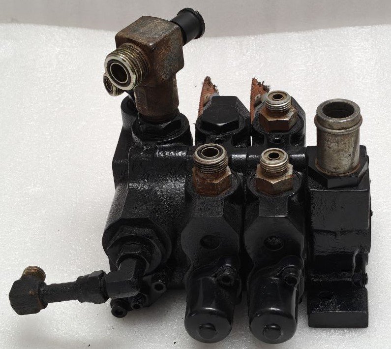 CLARK M.H.A SCD – 009 P NO 8057218 HYDRAULIC CONTROL VALVE FOR FORKLIFT (2) CLARK M.H.A SCD 009 P NO 8057218 HYDRAULIC CONTROL VALVE FOR FORKLIFT 2