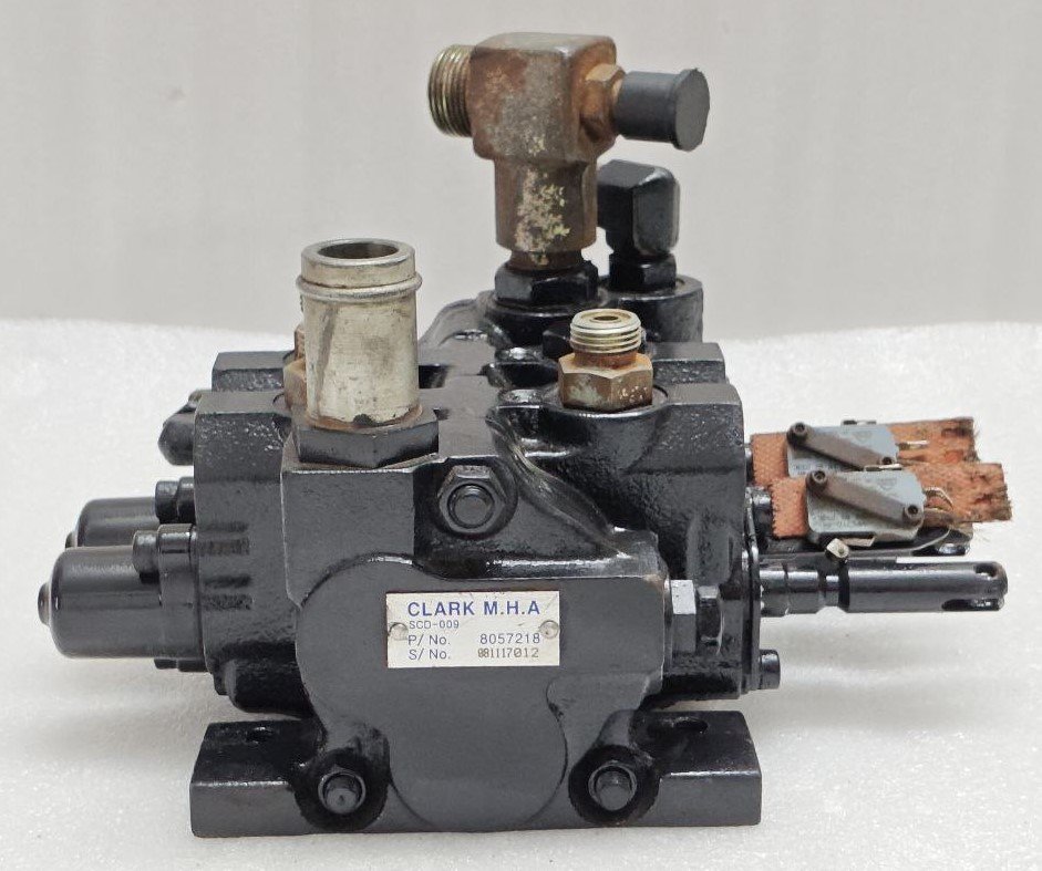 CLARK M.H.A SCD – 009 P NO 8057218 HYDRAULIC CONTROL VALVE FOR FORKLIFT (7) CLARK M.H.A SCD 009 P NO 8057218 HYDRAULIC CONTROL VALVE FOR FORKLIFT 7