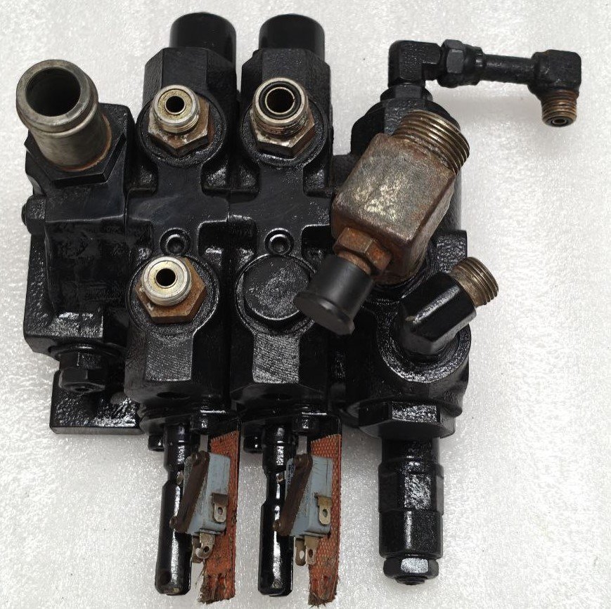 CLARK M.H.A SCD – 009 P NO 8057218 HYDRAULIC CONTROL VALVE FOR FORKLIFT (9) CLARK M.H.A SCD 009 P NO 8057218 HYDRAULIC CONTROL VALVE FOR FORKLIFT 9