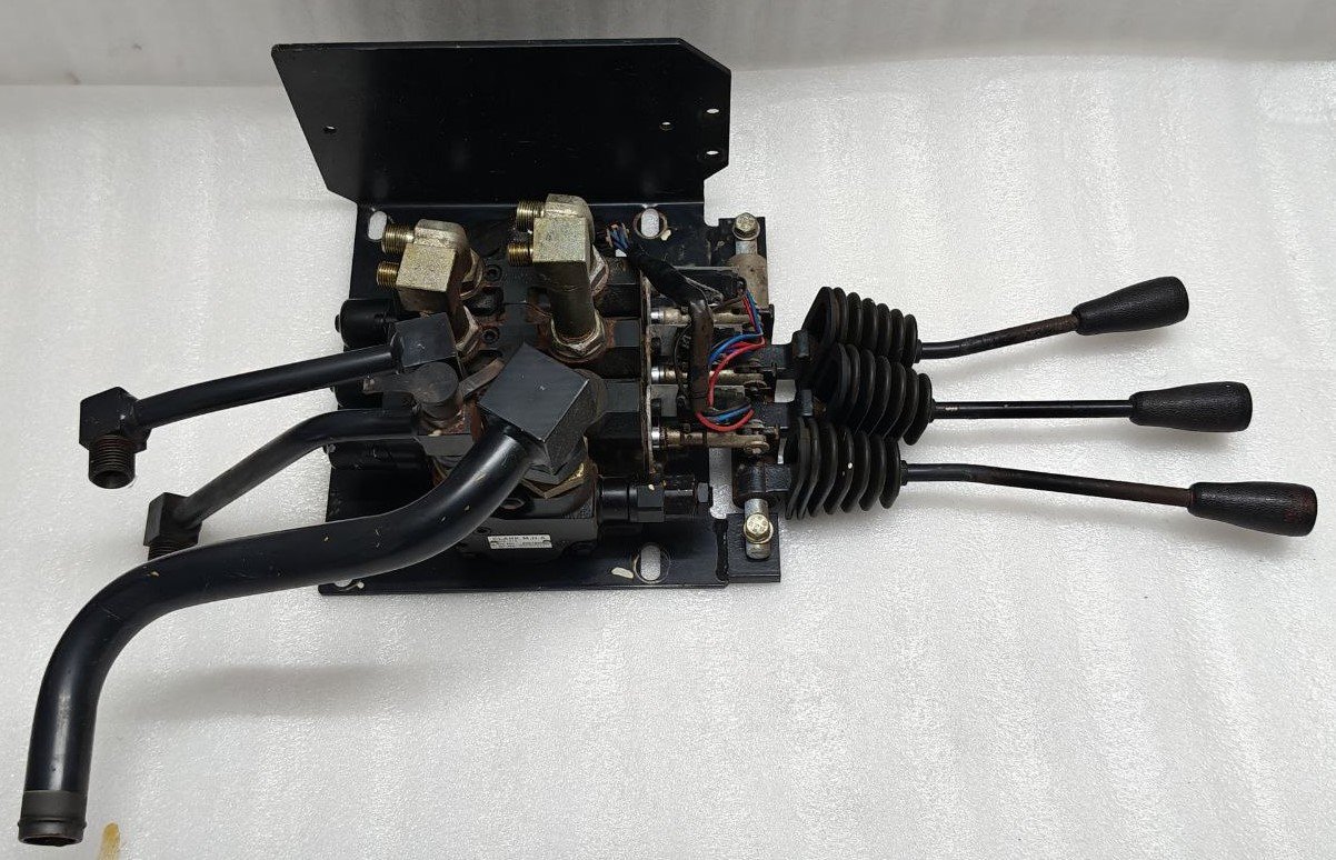 CLARK M.H.A SCD - 010 P NO 8067890 SN 2031 HYDRAULIC CONTROL VALVE FOR FORKLIFT (1) CLARK M.H.A SCD 010 P NO 8067890 SN 2031 HYDRAULIC CONTROL VALVE FOR FORKLIFT 1