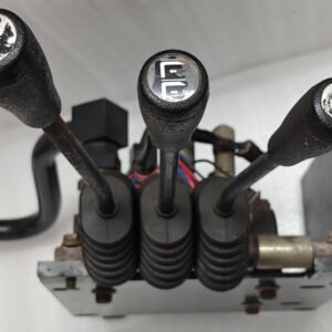 CLARK MHA SCD-010 P NO 8067890 SN 2031 HYDRAULIC CONTROL VALVE FOR FORKLIFT 11:08 11 CLARK M.H.A SCD 010 P NO 8067890 SN 2031 HYDRAULIC CONTROL VALVE FOR FORKLIFT 10