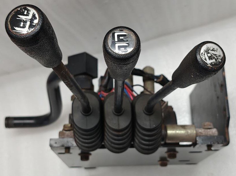 CLARK M.H.A SCD – 010 P NO 8067890 SN 2031 HYDRAULIC CONTROL VALVE FOR FORKLIFT (10) CLARK M.H.A SCD 010 P NO 8067890 SN 2031 HYDRAULIC CONTROL VALVE FOR FORKLIFT 10