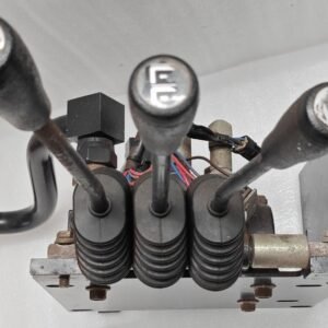 CLARK MHA SCD-010 P NO 8067890 SN 2031 HYDRAULIC CONTROL VALVE FOR FORKLIFT 11:08 12 CLARK M.H.A SCD 010 P NO 8067890 SN 2031 HYDRAULIC CONTROL VALVE FOR FORKLIFT 11