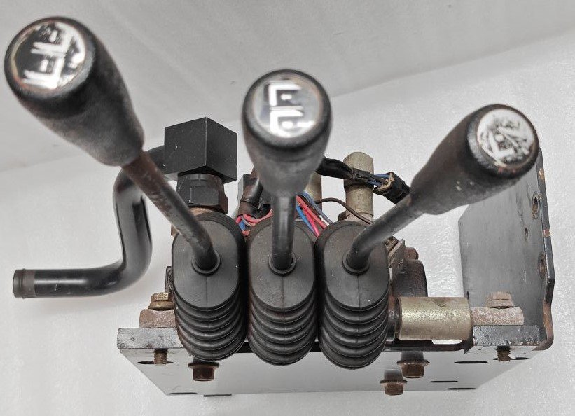 CLARK M.H.A SCD – 010 P NO 8067890 SN 2031 HYDRAULIC CONTROL VALVE FOR FORKLIFT (11) CLARK M.H.A SCD 010 P NO 8067890 SN 2031 HYDRAULIC CONTROL VALVE FOR FORKLIFT 11