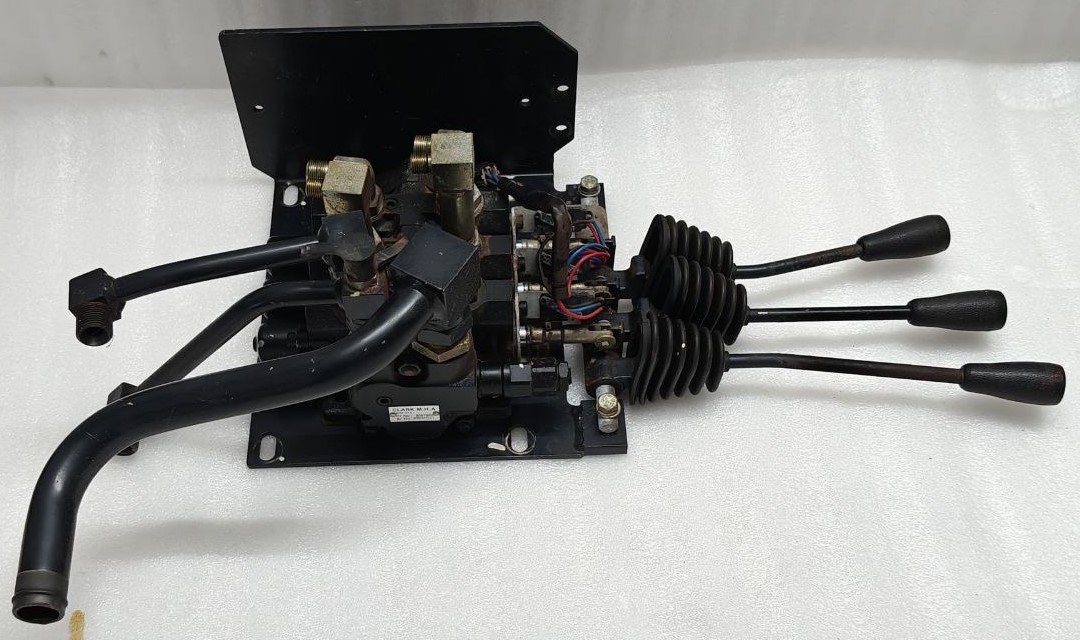 CLARK M.H.A SCD – 010 P NO 8067890 SN 2031 HYDRAULIC CONTROL VALVE FOR FORKLIFT (2) CLARK M.H.A SCD 010 P NO 8067890 SN 2031 HYDRAULIC CONTROL VALVE FOR FORKLIFT 2