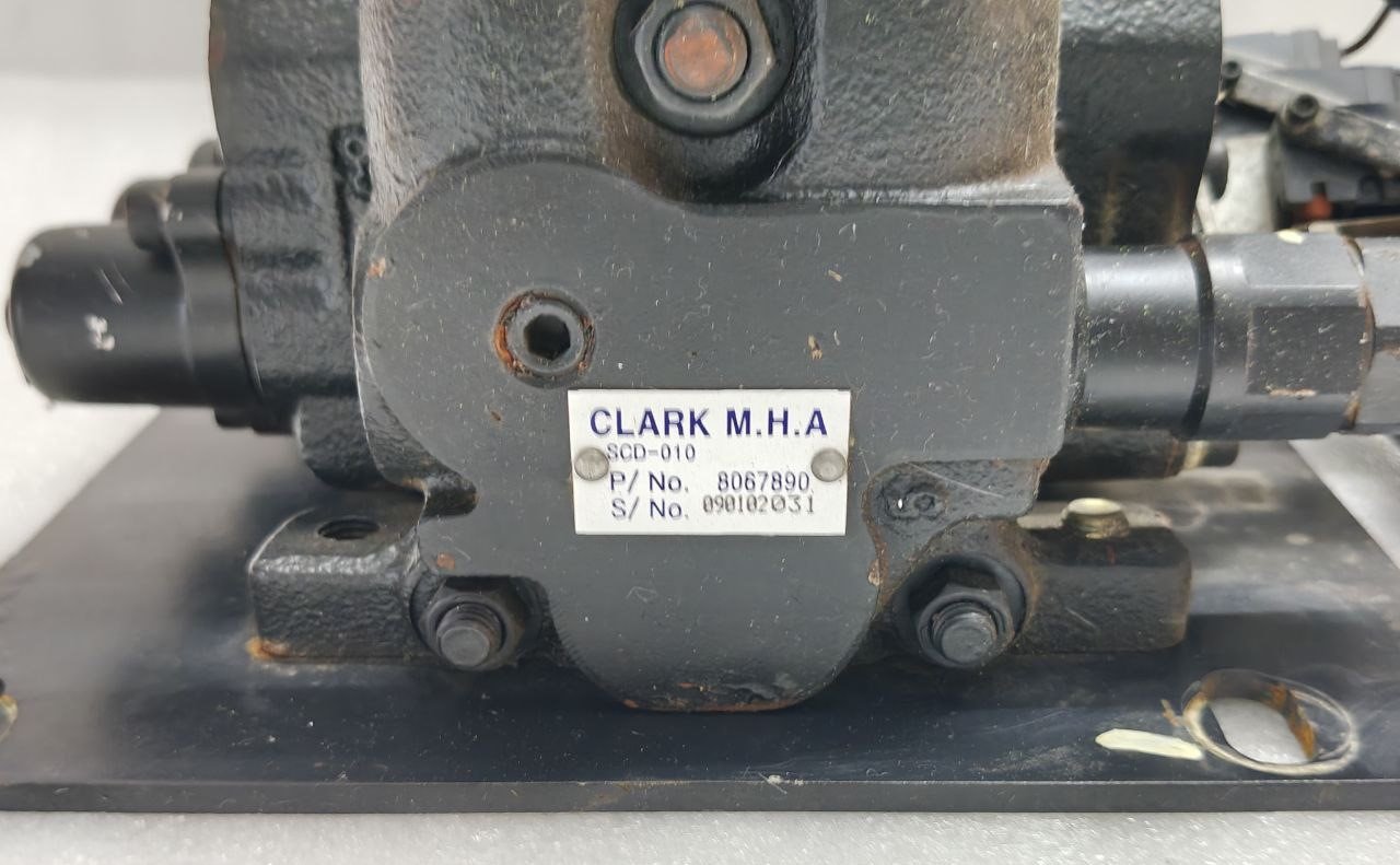 CLARK M.H.A SCD – 010 P NO 8067890 SN 2031 HYDRAULIC CONTROL VALVE FOR FORKLIFT (3) CLARK M.H.A SCD 010 P NO 8067890 SN 2031 HYDRAULIC CONTROL VALVE FOR FORKLIFT 3