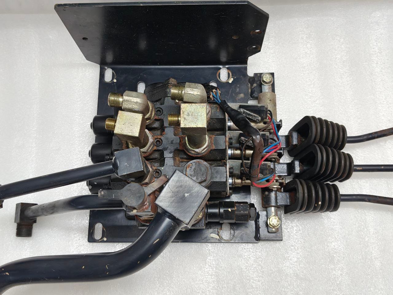 CLARK M.H.A SCD – 010 P NO 8067890 SN 2031 HYDRAULIC CONTROL VALVE FOR FORKLIFT (4) CLARK M.H.A SCD 010 P NO 8067890 SN 2031 HYDRAULIC CONTROL VALVE FOR FORKLIFT 4