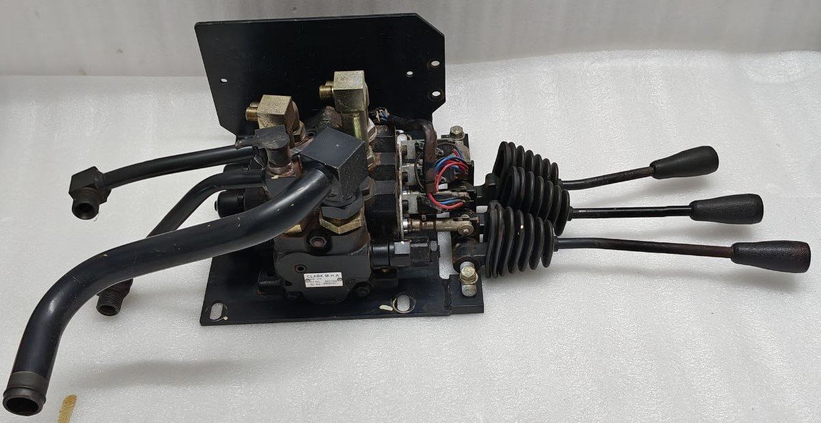 CLARK M.H.A SCD – 010 P NO 8067890 SN 2031 HYDRAULIC CONTROL VALVE FOR FORKLIFT (5) CLARK M.H.A SCD 010 P NO 8067890 SN 2031 HYDRAULIC CONTROL VALVE FOR FORKLIFT 5
