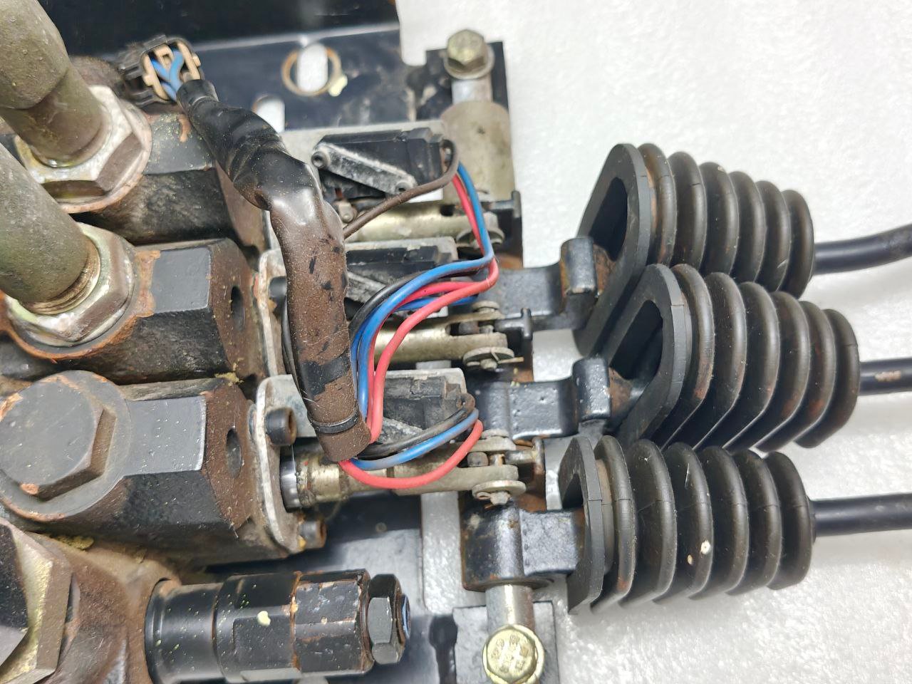 CLARK M.H.A SCD – 010 P NO 8067890 SN 2031 HYDRAULIC CONTROL VALVE FOR FORKLIFT (6) CLARK M.H.A SCD 010 P NO 8067890 SN 2031 HYDRAULIC CONTROL VALVE FOR FORKLIFT 6