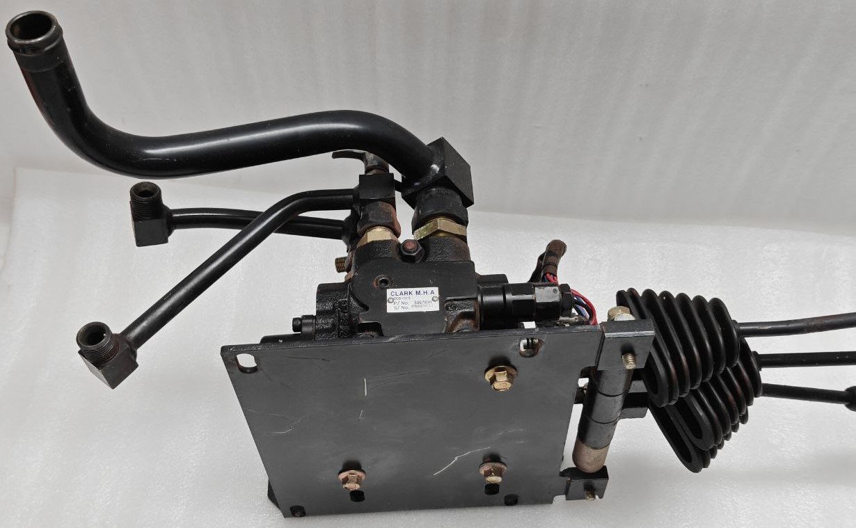 CLARK M.H.A SCD – 010 P NO 8067890 SN 2031 HYDRAULIC CONTROL VALVE FOR FORKLIFT (7) CLARK M.H.A SCD 010 P NO 8067890 SN 2031 HYDRAULIC CONTROL VALVE FOR FORKLIFT 7