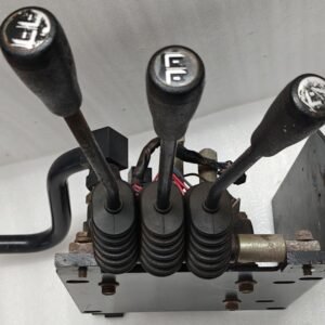 CLARK MHA SCD-010 P NO 8067890 SN 2031 HYDRAULIC CONTROL VALVE FOR FORKLIFT 11:08 10 CLARK M.H.A SCD 010 P NO 8067890 SN 2031 HYDRAULIC CONTROL VALVE FOR FORKLIFT 9