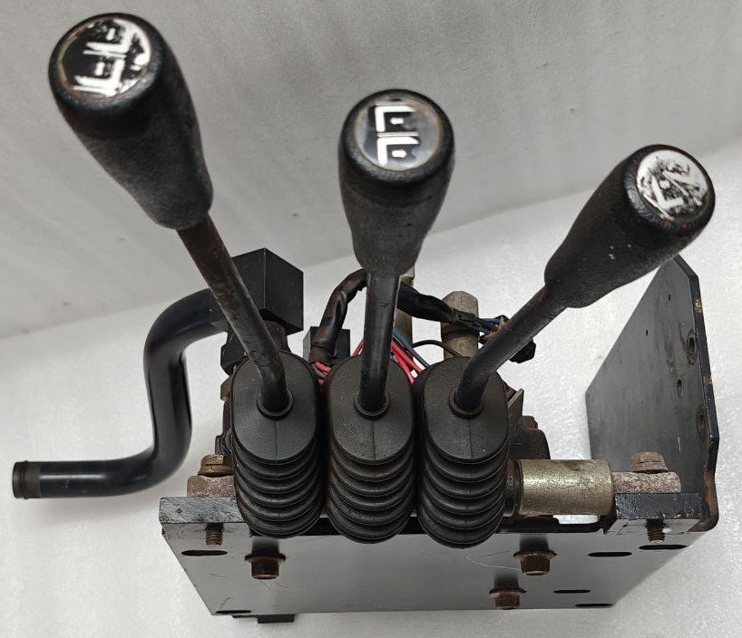 CLARK M.H.A SCD – 010 P NO 8067890 SN 2031 HYDRAULIC CONTROL VALVE FOR FORKLIFT (9) CLARK M.H.A SCD 010 P NO 8067890 SN 2031 HYDRAULIC CONTROL VALVE FOR FORKLIFT 9