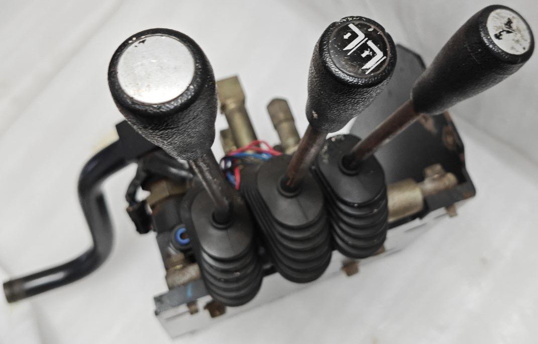 CLARK MHA SCD-010 P NO 8067890 SN 2032 HYDRAULIC CONTROL VALVE FOR FORKLIFT (10) CLARK MHA SCD 010 P NO 8067890 SN 2032 HYDRAULIC CONTROL VALVE FOR FORKLIFT 10