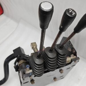 CLARK MHA SCD-010 P NO 8067890 SN 2032 HYDRAULIC CONTROL VALVE FOR FORKLIFT 12:36 12 CLARK MHA SCD 010 P NO 8067890 SN 2032 HYDRAULIC CONTROL VALVE FOR FORKLIFT 11