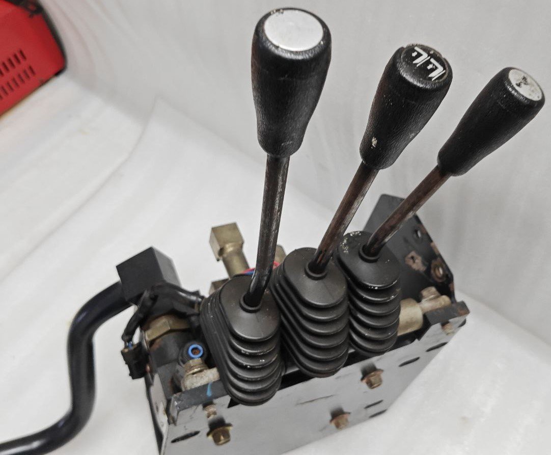 CLARK MHA SCD-010 P NO 8067890 SN 2032 HYDRAULIC CONTROL VALVE FOR FORKLIFT (11) CLARK MHA SCD 010 P NO 8067890 SN 2032 HYDRAULIC CONTROL VALVE FOR FORKLIFT 11