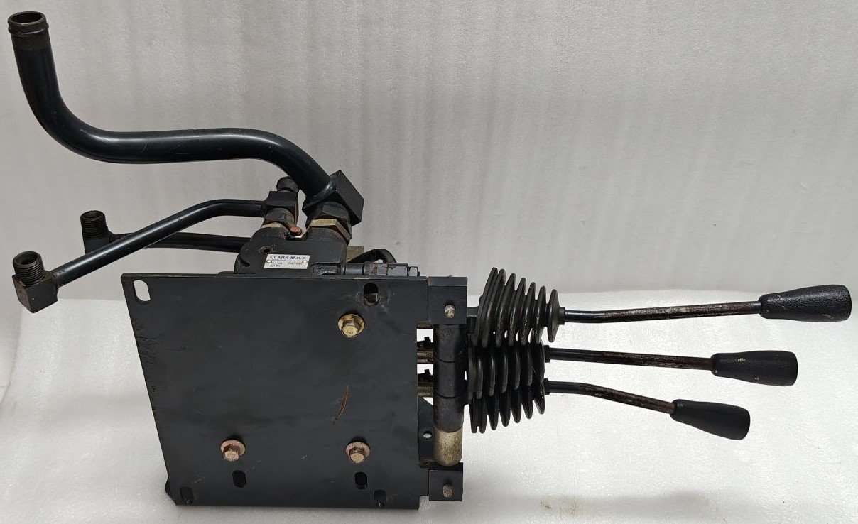 CLARK MHA SCD-010 P NO 8067890 SN 2032 HYDRAULIC CONTROL VALVE FOR FORKLIFT (2) CLARK MHA SCD 010 P NO 8067890 SN 2032 HYDRAULIC CONTROL VALVE FOR FORKLIFT 2