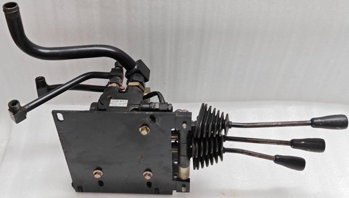 CLARK MHA SCD-010 P NO 8067890 SN 2032 HYDRAULIC CONTROL VALVE FOR FORKLIFT (4) CLARK MHA SCD 010 P NO 8067890 SN 2032 HYDRAULIC CONTROL VALVE FOR FORKLIFT 4