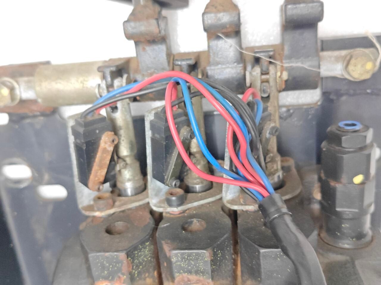 CLARK MHA SCD-010 P NO 8067890 SN 2032 HYDRAULIC CONTROL VALVE FOR FORKLIFT (5) CLARK MHA SCD 010 P NO 8067890 SN 2032 HYDRAULIC CONTROL VALVE FOR FORKLIFT 5 rotated