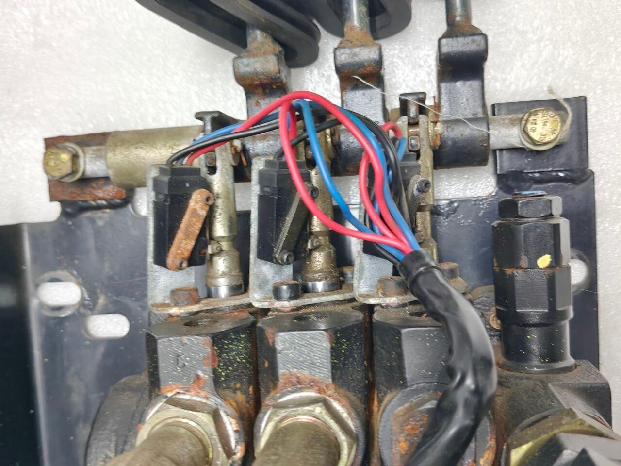 CLARK MHA SCD-010 P NO 8067890 SN 2032 HYDRAULIC CONTROL VALVE FOR FORKLIFT (6) CLARK MHA SCD 010 P NO 8067890 SN 2032 HYDRAULIC CONTROL VALVE FOR FORKLIFT 6 rotated