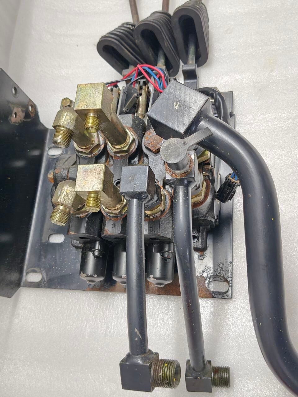 CLARK MHA SCD-010 P NO 8067890 SN 2032 HYDRAULIC CONTROL VALVE FOR FORKLIFT (7) CLARK MHA SCD 010 P NO 8067890 SN 2032 HYDRAULIC CONTROL VALVE FOR FORKLIFT 7 rotated