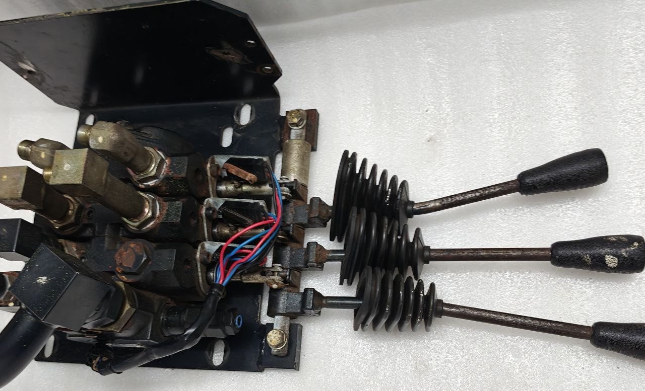 CLARK MHA SCD-010 P NO 8067890 SN 2032 HYDRAULIC CONTROL VALVE FOR FORKLIFT (8) CLARK MHA SCD 010 P NO 8067890 SN 2032 HYDRAULIC CONTROL VALVE FOR FORKLIFT 8