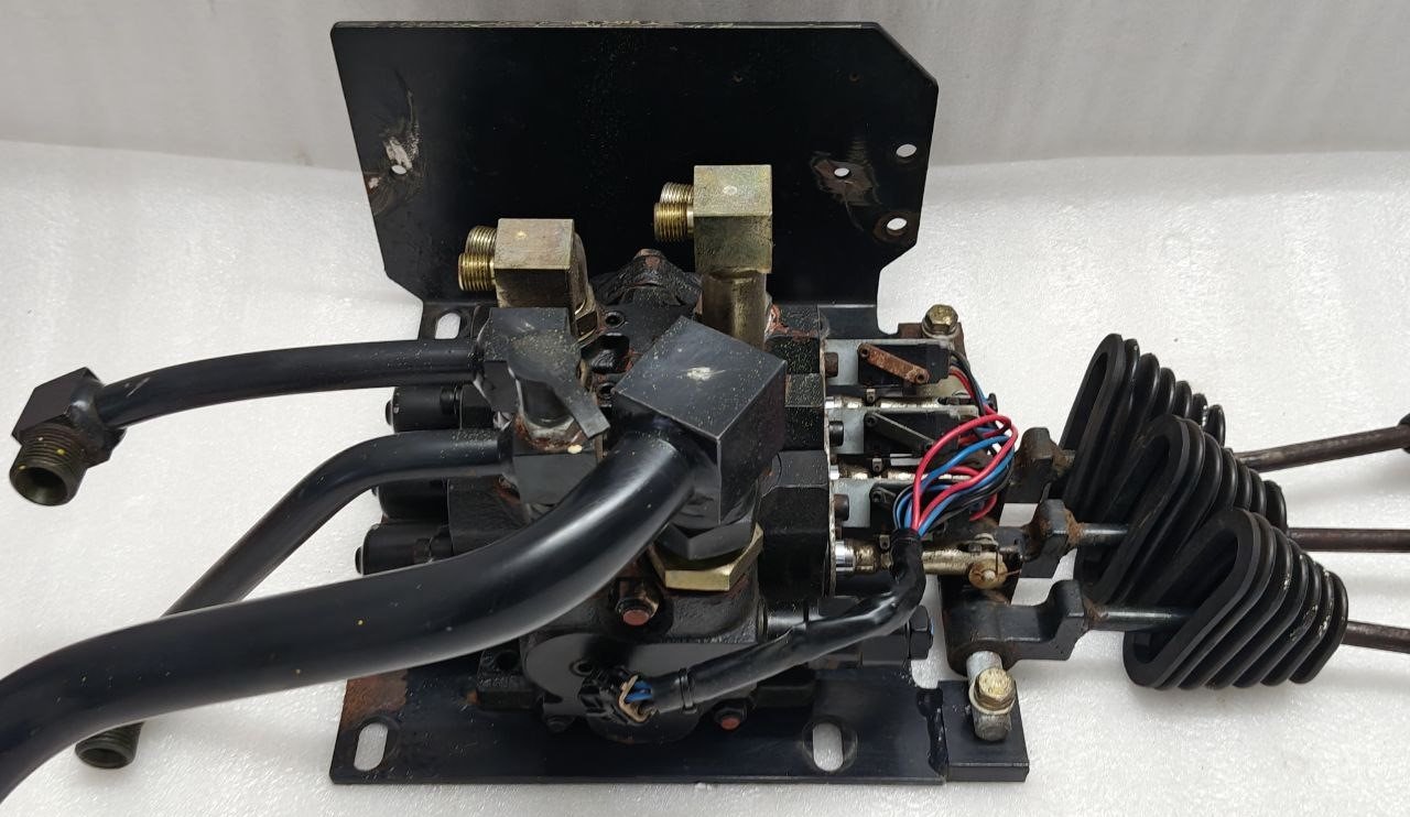 CLARK MHA SCD-010 P NO 8067890 SN 2032 HYDRAULIC CONTROL VALVE FOR FORKLIFT (9) CLARK MHA SCD 010 P NO 8067890 SN 2032 HYDRAULIC CONTROL VALVE FOR FORKLIFT 9