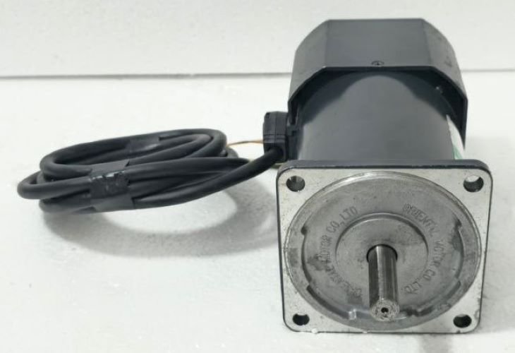 ORIENTAL MOTOR OM 5RK60A-AMF AC MAGNETIC BRAKE MOTOR 00400 (7)