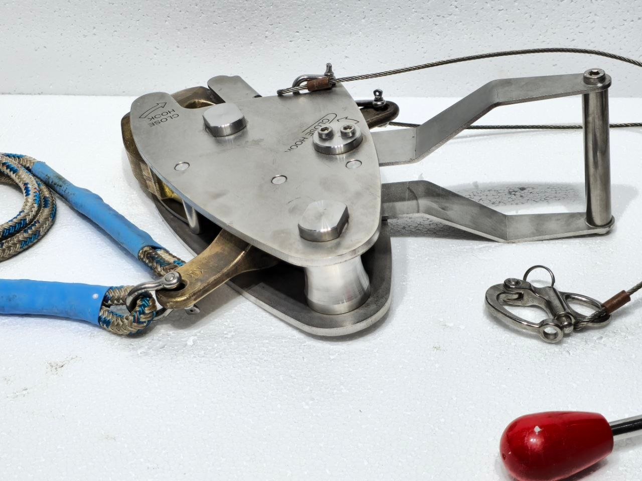 GLOBAL DAVIT GMBH COMBINED OFF-LOAD AUTOMATIC RELEASE HOOK HRL-26 SWL 26KN (8)