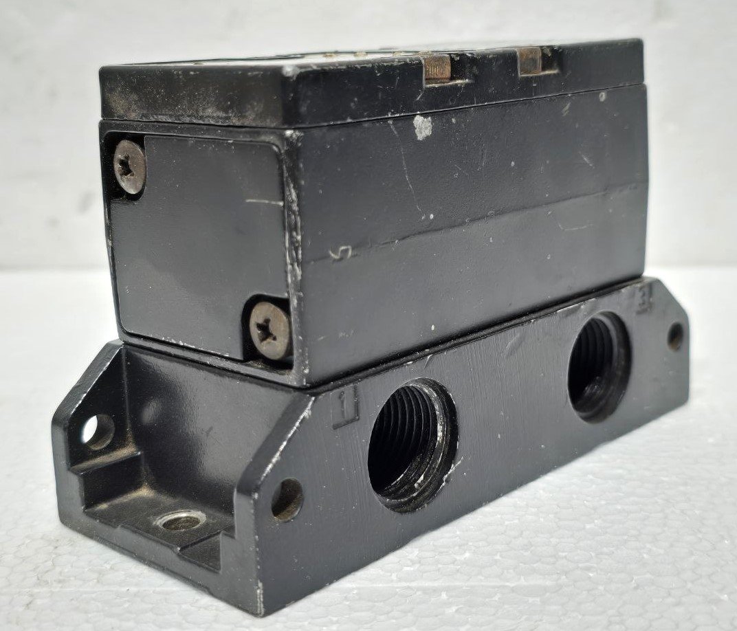 REXROTH MECMAN PNEUMATIK 565-201 000-1 DIRECTIONAL VALVE 565-442-000-0 (5)
