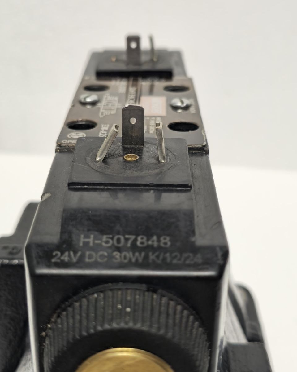 VICKERS DIRECTIONAL CONTROL VALVE DG4V-3-6C-M-U-H7-60 AND DG5V-8-H-6C-M-U-H-10 (6)